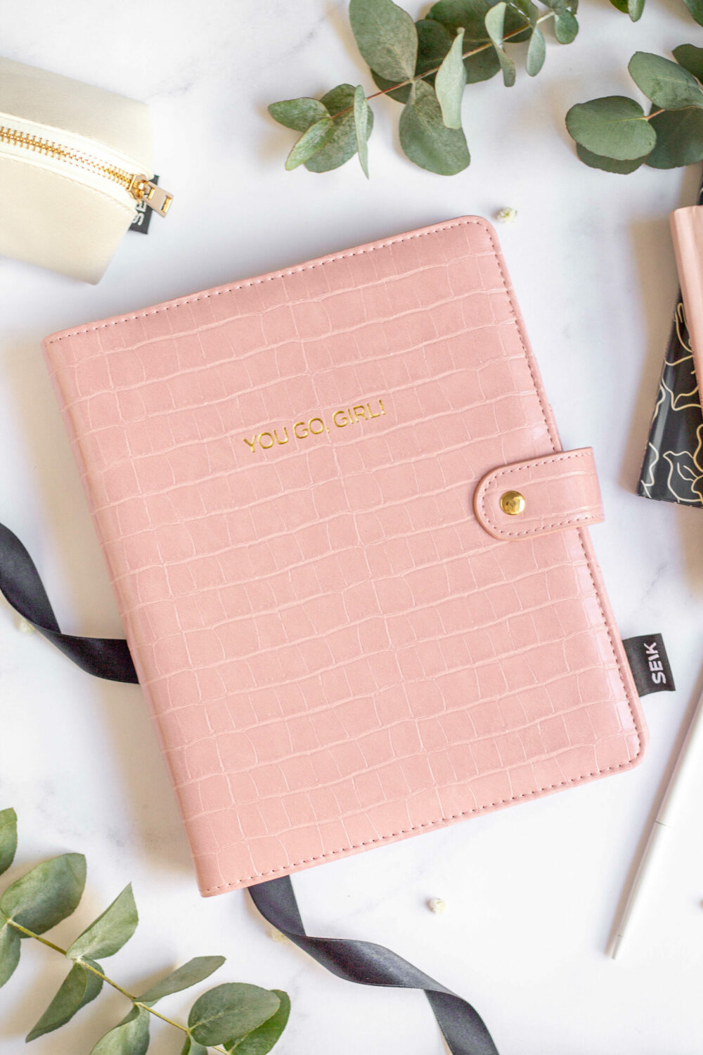 Ring binder from premium faux leather A5 – Happy Calendar planner 2026 (pink)